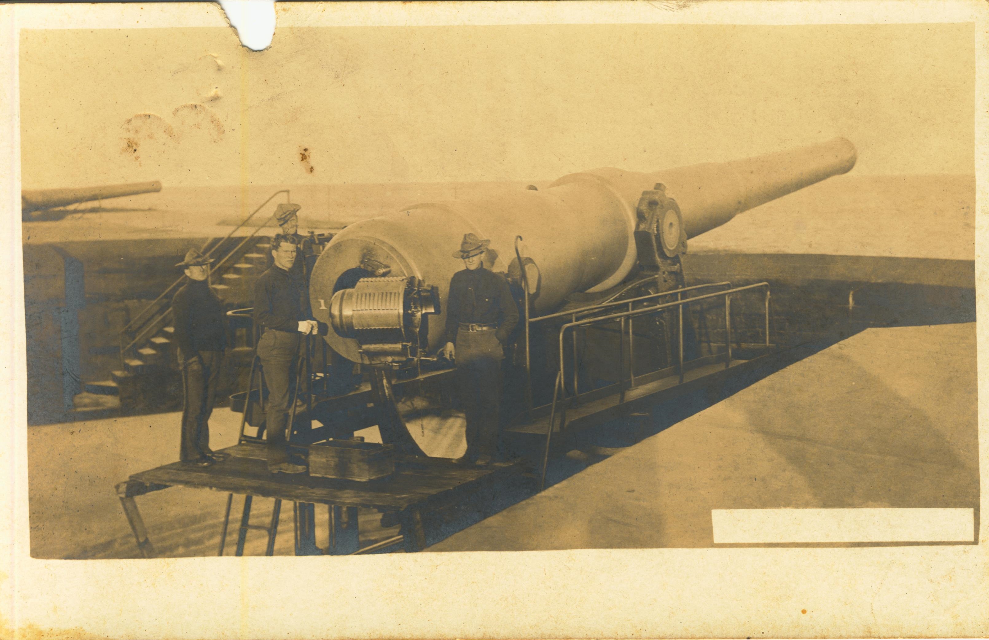 Disappearing gun with temp work platfrom at breech