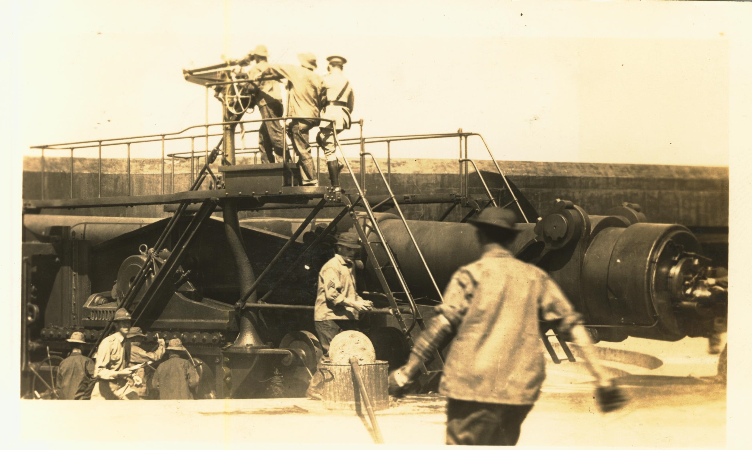 Disappearing gun written on back 14 inch gun at Fort Kam