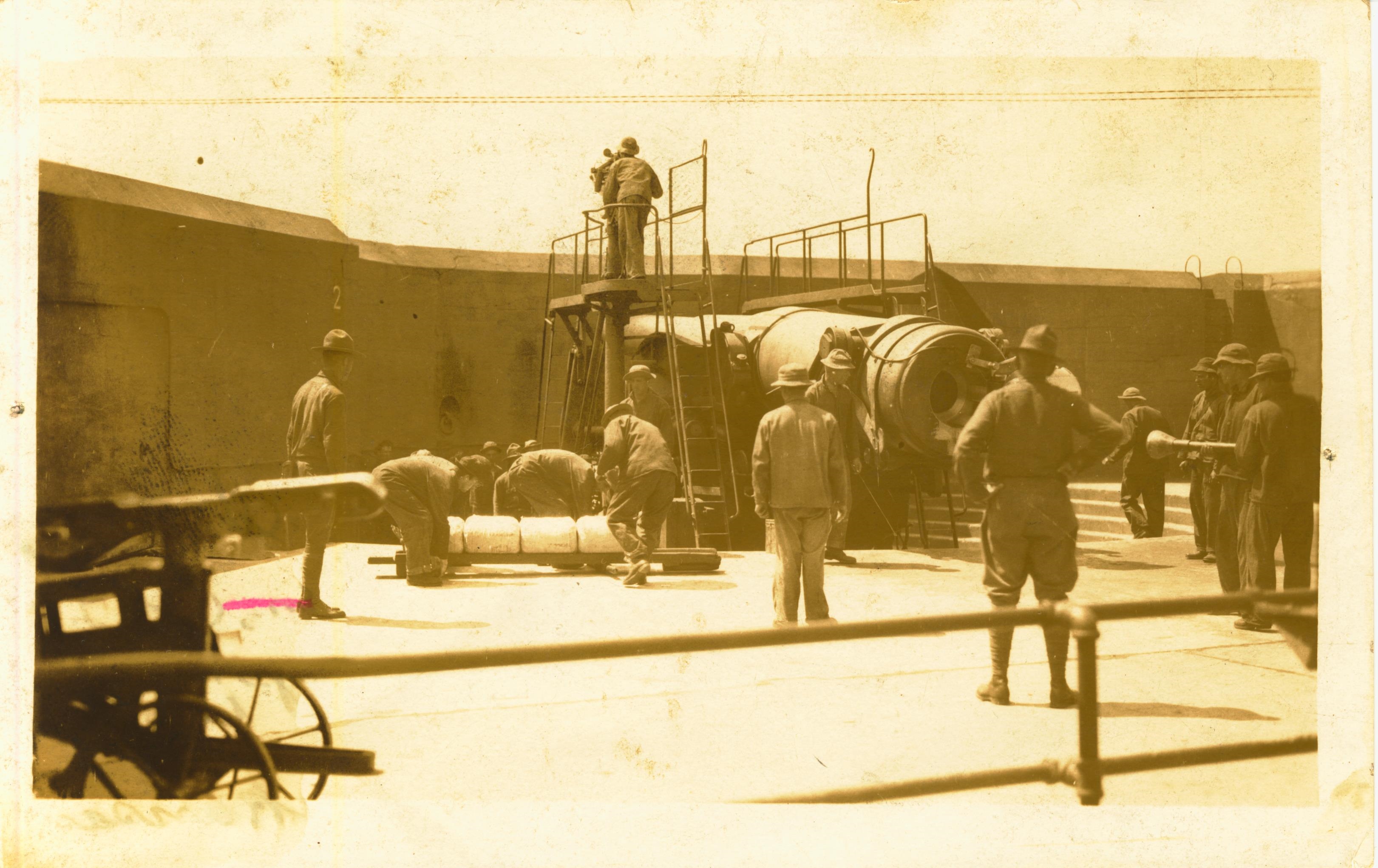 Powder charge for disappearing gun