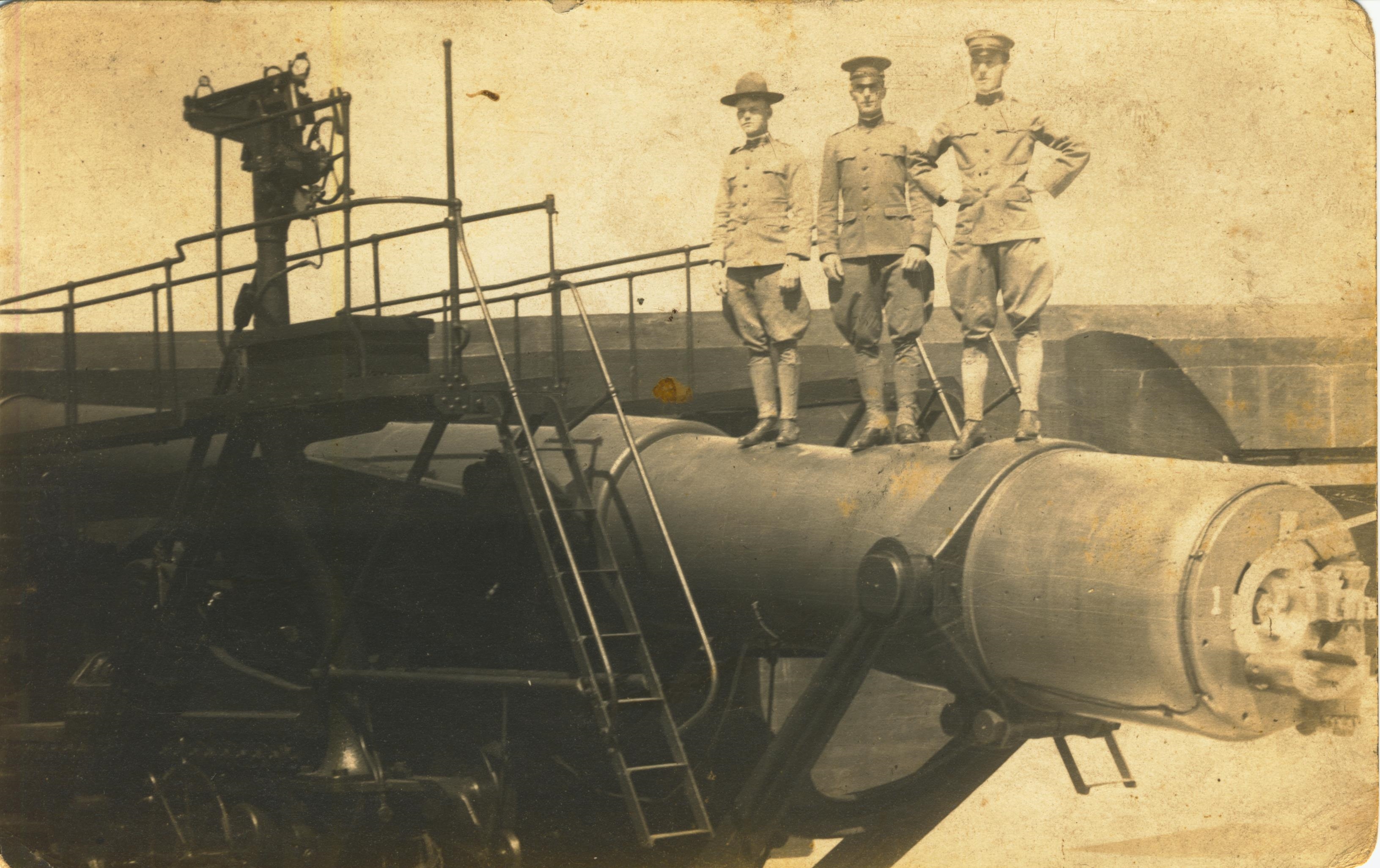 Soldiers on disappearing gun