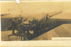 Disappearing gun with temp work platfrom at breech