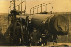 Soldier with disappearing gun